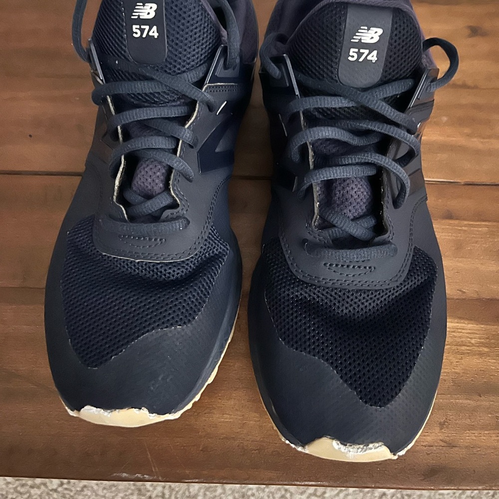New Balance Foam tennis shoes